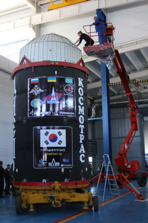 밤낮과 날씨에 상관없이 24시간 지구를 관측할 수 있는 다목적실용위성 '아리랑 3A호'가 26일  오전 7시8분에 러시아 야스니 발사장에서 발사된다. 한국과 러시아 연구자들이 아리랑 3A호를 러시아 드네프르 발사체에 탑재하고 있다. 항우연 제공